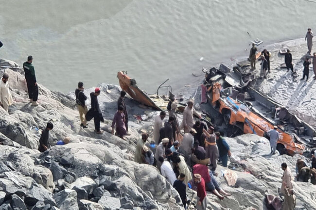 Pakistanda avtobus aşdı: 20 ölü