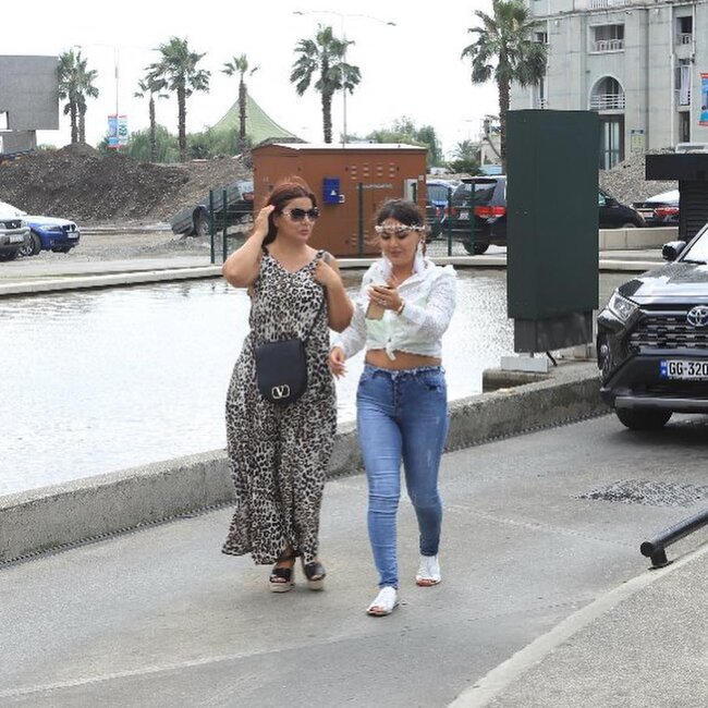 Təranənin qızı Qumral göbəyi açıq geyimdə alış-verişə çıxdı — FOTOLAR