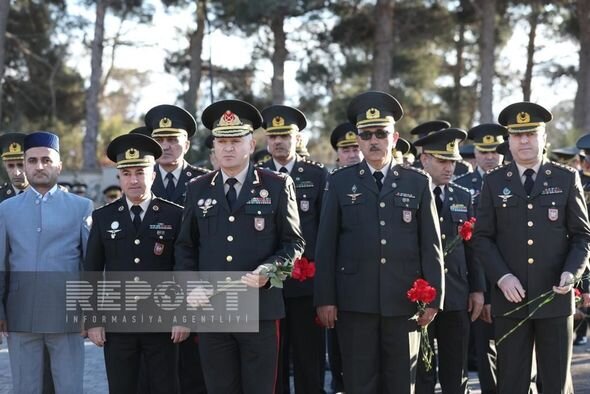 Müdafiə Nazirliyinin zabit heyəti Zəfər Günü ilə bağlı İkinci Şəhidlər xiyabanını ziyarət edib