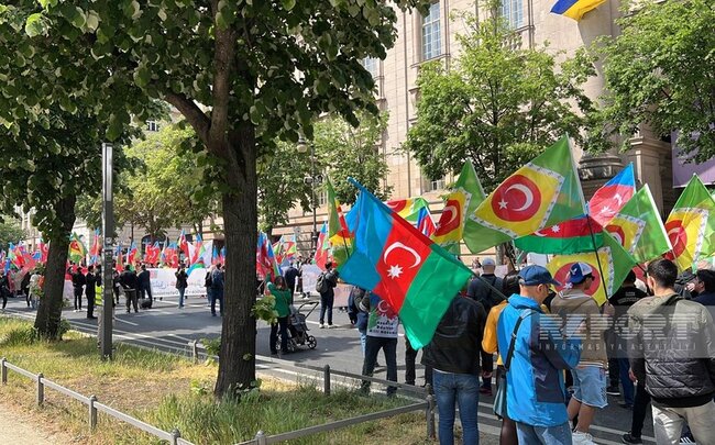 Berlində güney azərbaycanlılar etiraz aksiyası keçirib - YENİLƏNİB + VİDEO
