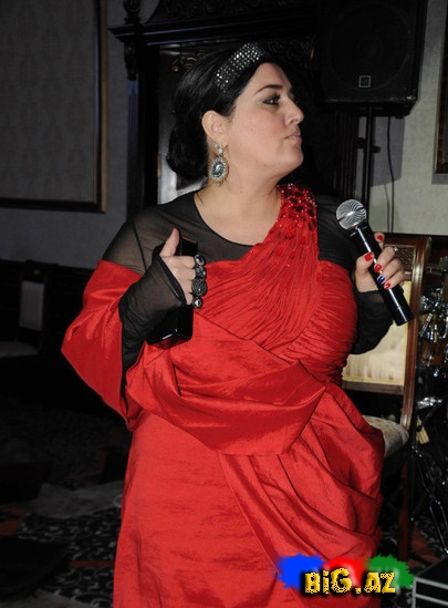 Elza Seyidcahan səhnəyə içi qızıl dolu çanta ilə çıxdı - FOTO