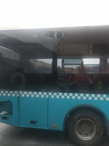 Avtobusla yük maşını qəza törətdi: Avtobusun şüşələri sərnişinlərin üstünə töküldü - FOTOLAR