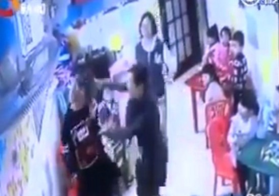 Müəllim uşağı, uşağın nənəsi də müəllimi döydü - BAĞÇADA / video