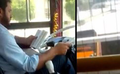 Avtobus sürərkən kitab oxuyan sürücü - VİDEO