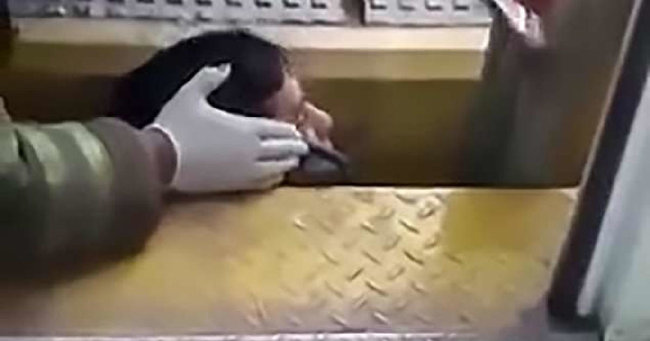 Metroda DƏHŞƏTLİ ANLAR: 20 yaşlı oğlanın başı… - VİDEO/FOTO