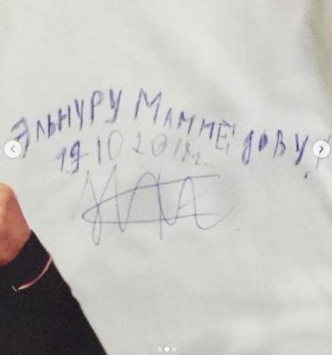 Həbib Elnur azərbaycanlı müğənniyə hədiyyə göndərdi - FOTO