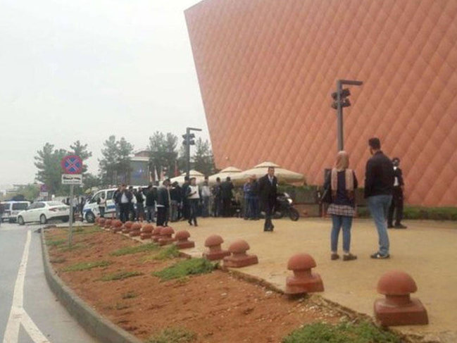 Əsgər silahla hərbi hissədən qaçdı, alış-veriş mərkəzinin işçilərini əsr götürdü - FOTO