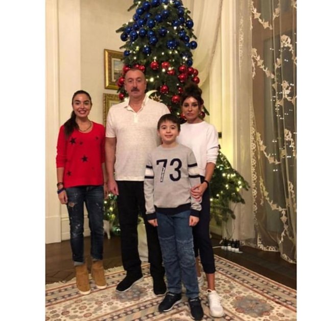 İlham Əliyev ad gününü ailəsi ilə birlikdə qeyd edib - FOTOLAR
