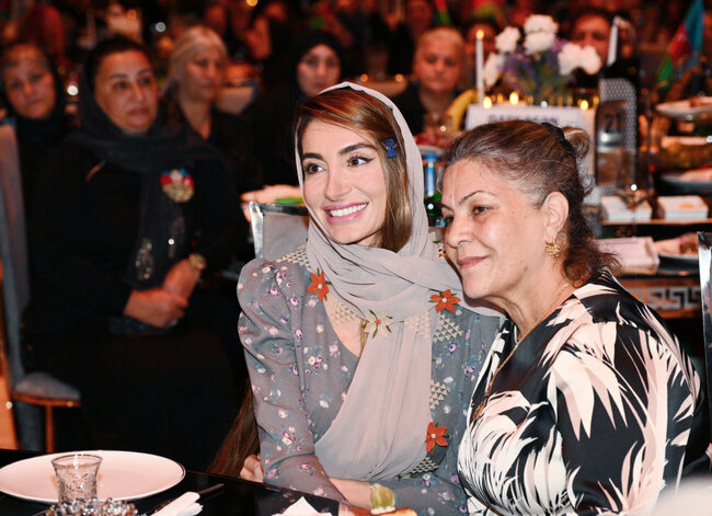 Prezidentin qızları Zəfəri şəhid anaları ilə qeyd etdi - Fotolar