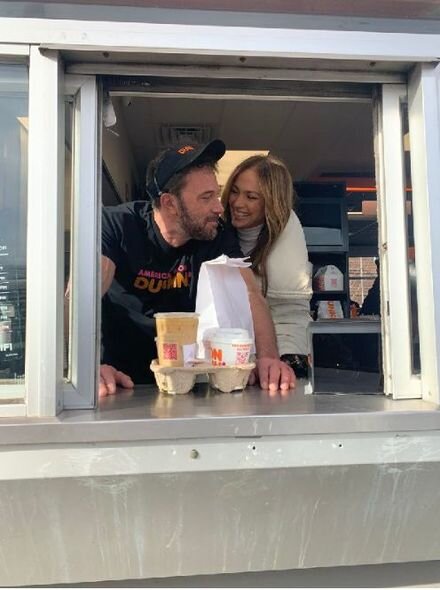 Ben Afflek kassir oldu: kafe müştərilərinə xidmət etdi - FOTO-VİDEO