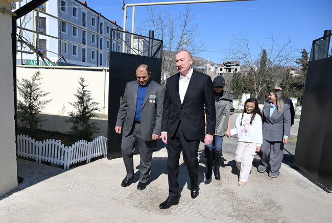 Prezident ailəsi ilə onlara qonaq getdi - Fotolar