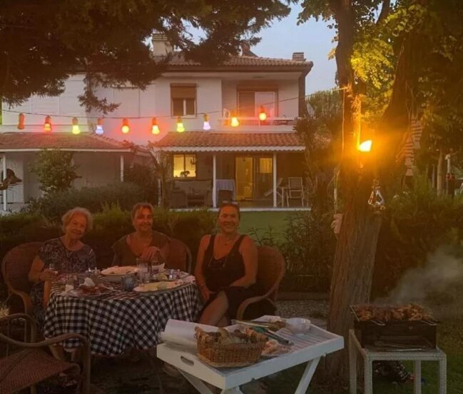 Məşhur aktrisanın Çeşmədəki qırmızılı villası - FOTOLAR