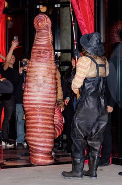 "Halloween"in ən maraqlı kostyumu - İçində görün hansı məşhur var - FOTO-VİDEO