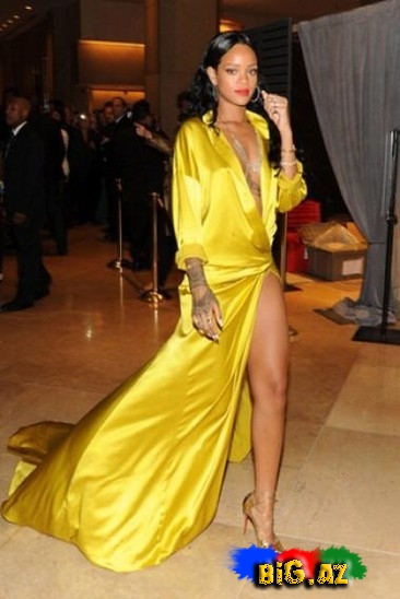 Rihannadan sinə dekolteli sarı libas - FOTO