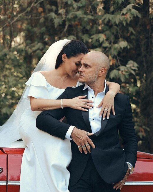 Evliliklərinin 15-ci ilində gəlinlik geyindi - Fotolar