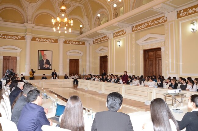Bakı şəhər məktəblilərinin müəllifi olduğu növbəti kitab çap edilib