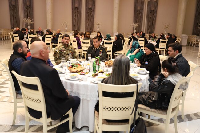 Nərimanov rayonunda Ramazan bayramı ərəfəsində iftar süfrəsi təşkil olunub