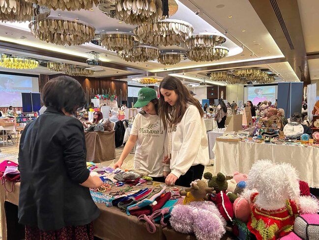 "Zəfərin izi ilə" adlı festivalda məhbus qadınların əl işləri satışa çıxarıldı.