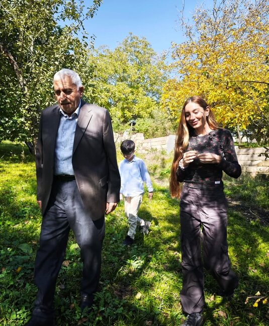 Arzu Əliyeva şamaxılı ailənin qonağı oldu - Fotolar