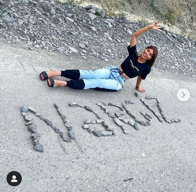 Aparıcı Nərgiz göbəyi açıq geyimi ilə DİQQƏT ÇƏKDİ - FOTOLAR