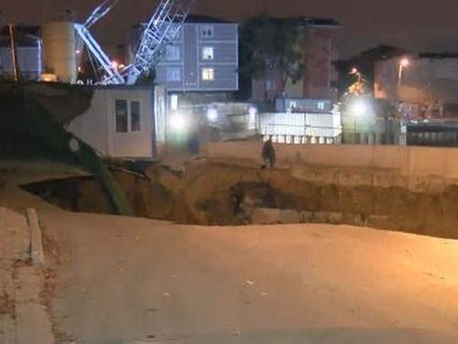 İstanbulda yol çökdü: torpaq altında qalanlar var