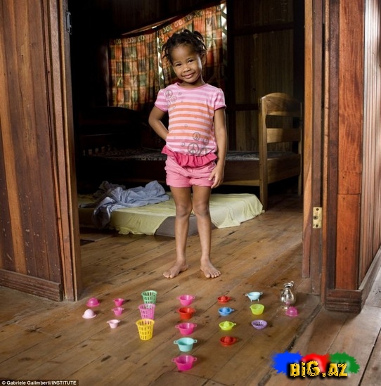 Uşaqları oyuncaqları ilə çəkən fotoqraf - Fotolar