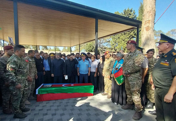 Müdafiə Nazirliyinin rəhbər heyəti şəhidlərimizin dəfn və yas mərasimlərində iştirak edib - FOTO