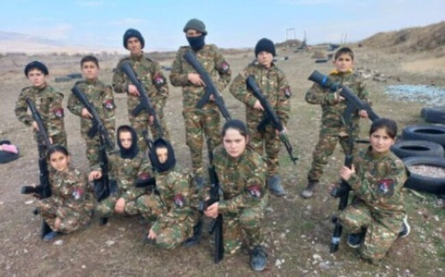 Ermənistan militarizmi canlandırmaq üçün uşaqlardan istifadə edir - FOTO