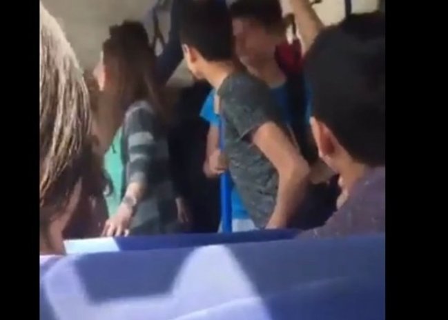 Bakıda gənc oğlanın köynəyi BAŞINA BƏLA OLDU: Onu avtobusdan DÜŞÜRTDÜLƏR - FOTO