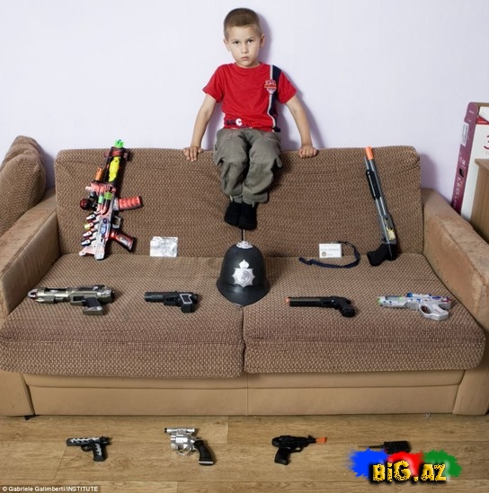 Uşaqları oyuncaqları ilə çəkən fotoqraf - Fotolar