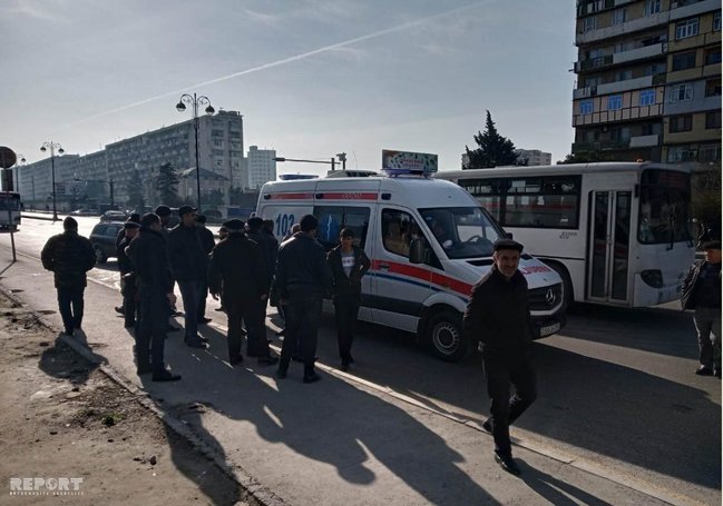 Bakıda avtobus qəzası: yaşlı qadın ağır yaralandı - FOTO