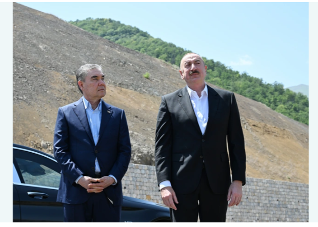 İlham Əliyev və Qurbanqulu Berdiməhəmmədov Daşaltı kəndinin fonunda şəkil çəkdiriblər
