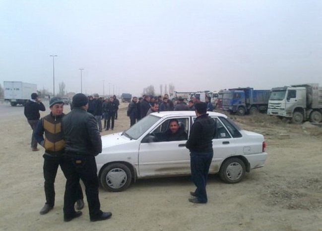 Sürücülər etiraz aksiyası keçirtdi: Gömrük işçisi işdən azad edildi - AZƏRBAYCANDA