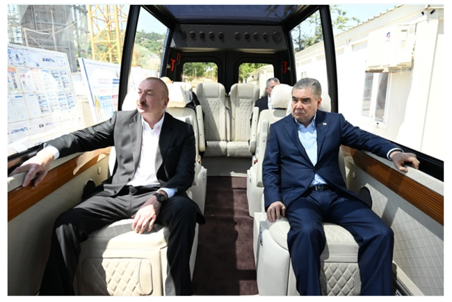 İlham Əliyev və Qurbanqulu Berdiməhəmmədov "Heydər Əliyev və Qarabağ" sərgisi ilə tanış olublar