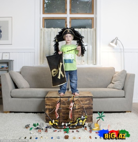 Uşaqları oyuncaqları ilə çəkən fotoqraf - Fotolar