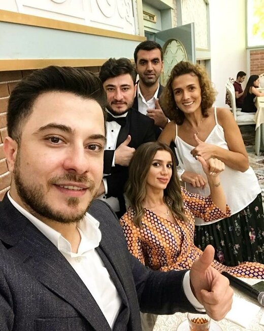 Azərbaycanlı müğənninin çılpaq qızlarla adı hallanan qardaşının YENİ FOTOSU