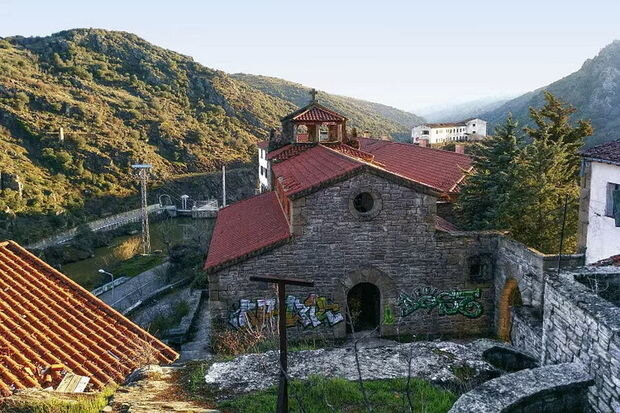 İspaniyada turistik məkanda bir evin qiymətinə kənd satılır - FOTO