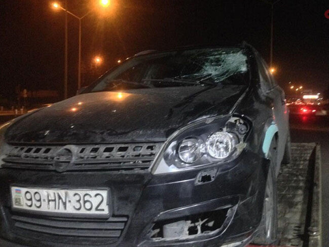 Bakıda DƏHŞƏT: Sürücü avtomobili piyadalara çırpdı - ÖLƏN VAR - VİDEO