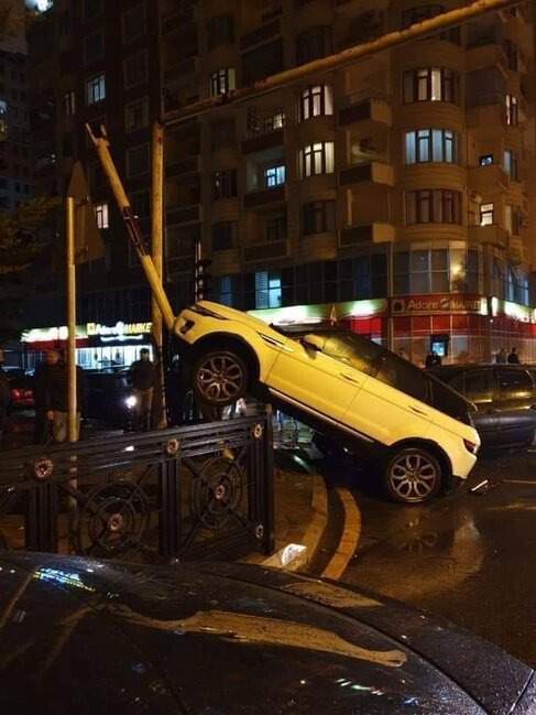 Qaydanı pozan sürücü qəza törətdi - FOTO