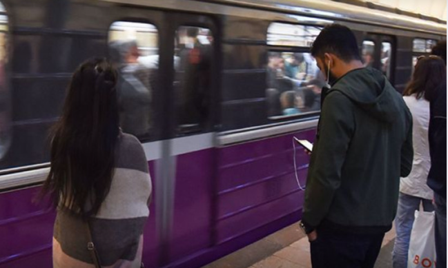 Bakı metrosunda qadın qarət olundu