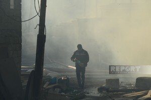 Bakıda taxta bazarında baş verən yanğın yerindən FOTOLAR