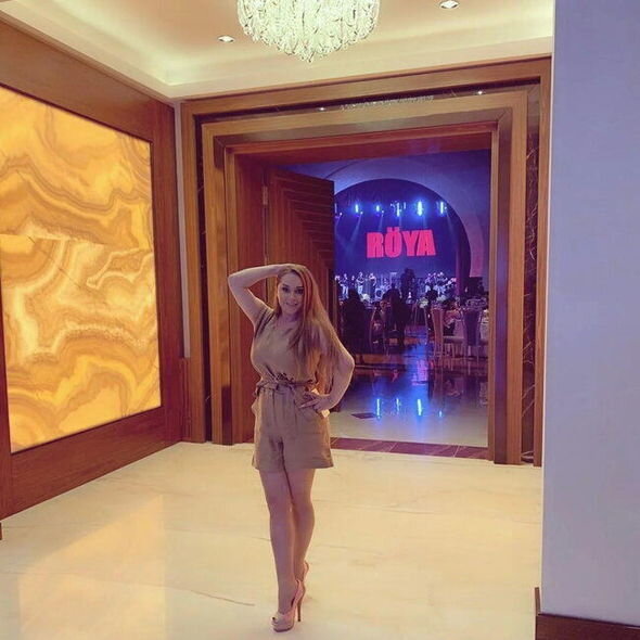 Açıq-saçıq geyimləri ilə 2019-cu ilə "damğa vuran" şou əhli - FOTO