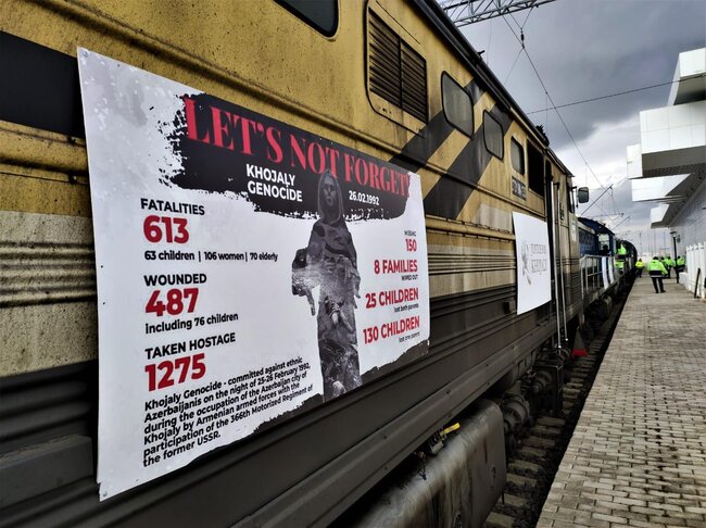 Gürcüstanda lokomotivlərin üzərində "Xocalıya Ədalət" çağırışı edilib