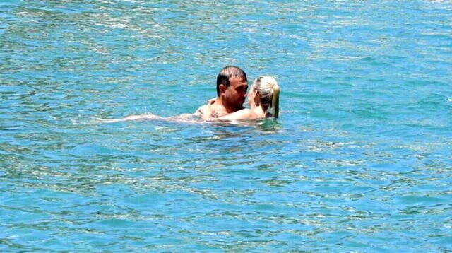 Aktrisa ərini dənizdə öpüşə boğdu - FOTO