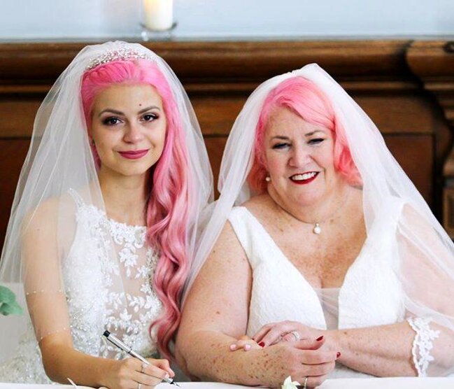 24 yaşlı "Youtuber" qız 61 yaşlı qadınla evləndi - FOTO