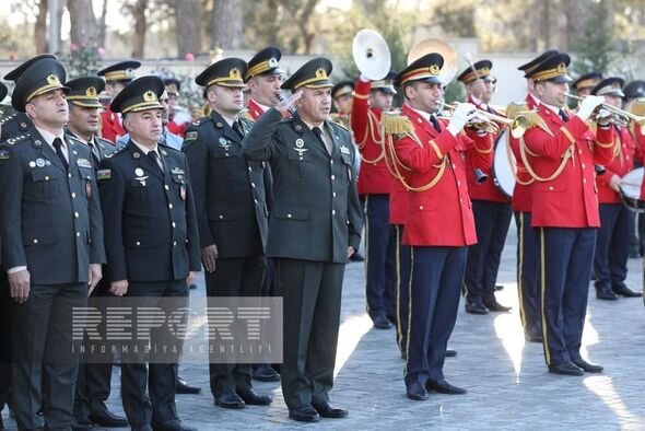 Müdafiə Nazirliyinin zabit heyəti Zəfər Günü ilə bağlı İkinci Şəhidlər xiyabanını ziyarət edib
