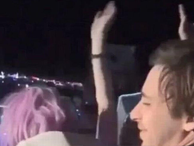 "Bağışla, ana" - Dj səhnədə hər kəsin gözü qarşısında fanatı ilə sevişdi - FOTO