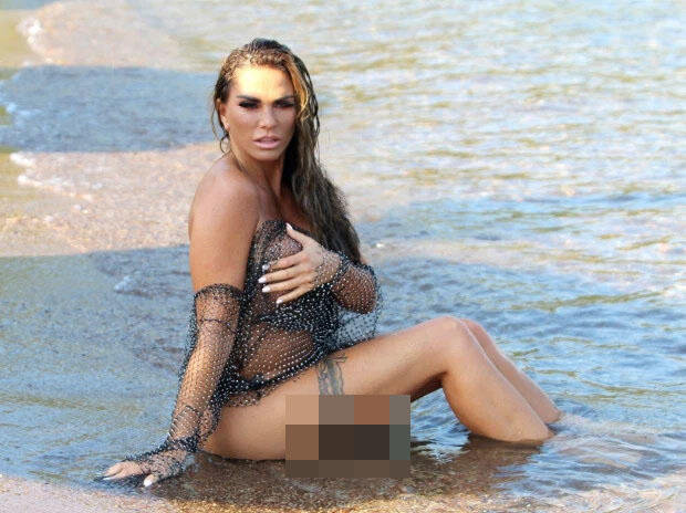 Silikonlarını yeniləyən model dənizdə lüt üzdü - FOTO