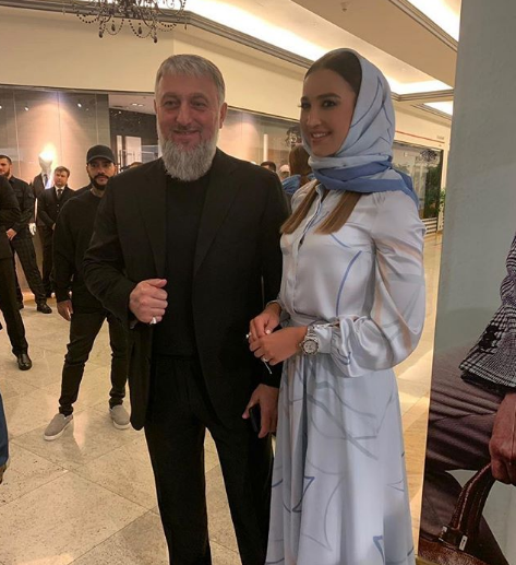 Olqa Buzova müsəlman qadın kimi geyindi - Qəzəbə tuş gəldi - FOTO