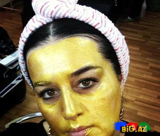 Elza üzünə qızıl maska ilə qulluq edir - FOTO